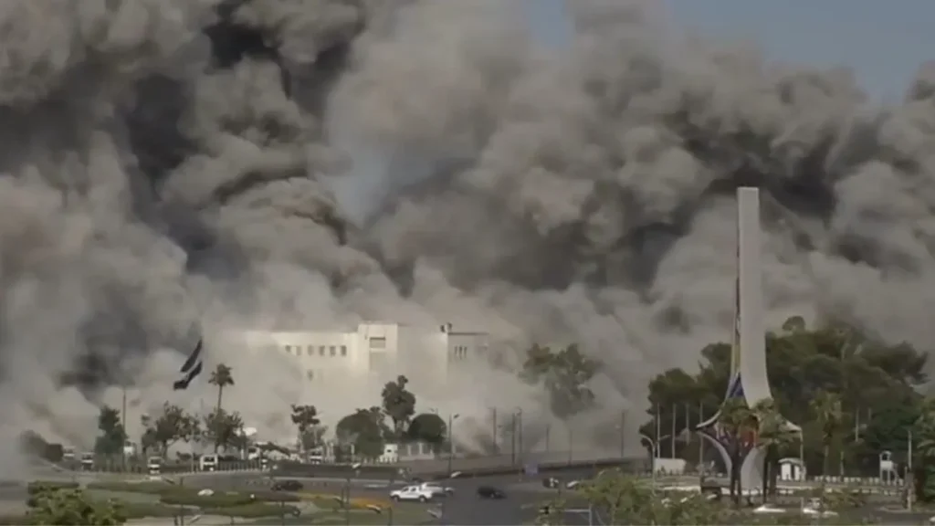 Israel bombardeia Síria